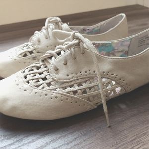 Oxford cutout dress shoes loafers flats suede white ivory cream size 6 women's